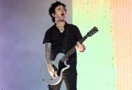 Vocalista do Green Day diz que renunciará à cidadania americana após decisão contra aborto