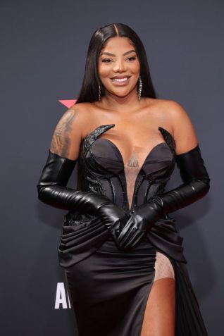 Ludmilla no tapete vermelho da edição de 2022 do BET Awards / Amy Sussman/Getty Images