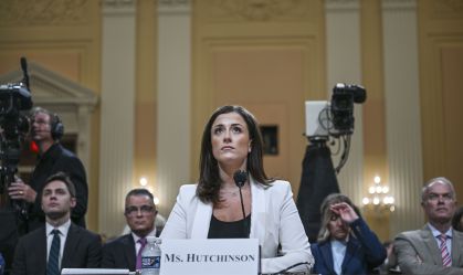 Fala de ex-assessora da Casa Branca é "bomba" para Trump, avaliam aliados