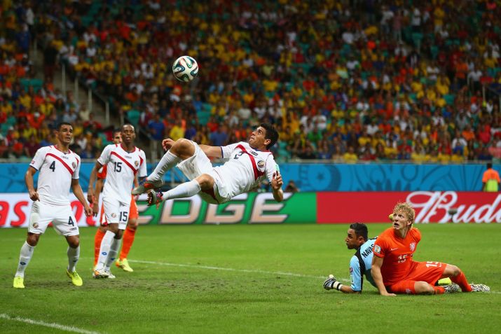 Johnny Acosta, da Costa Rica, afasta a bola nas quartas de final contra a Holanda pela Copa do Mundo de 2014, na Arena Fonte Nova, em Salvador. / Michael Steele/Getty Images