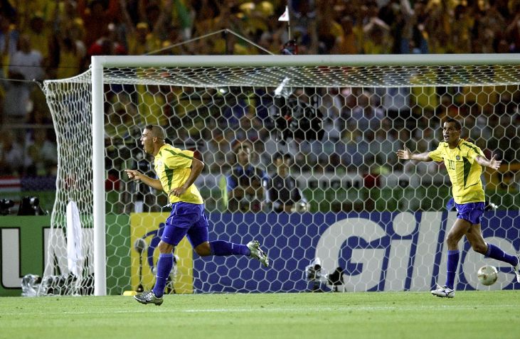 Ronaldo e Rivaldo comemoram gol na final contra a Alemanha na Copa do Mundo de 2002 - 30/06/2002 / Tim de Waele/Corbis via Getty Images