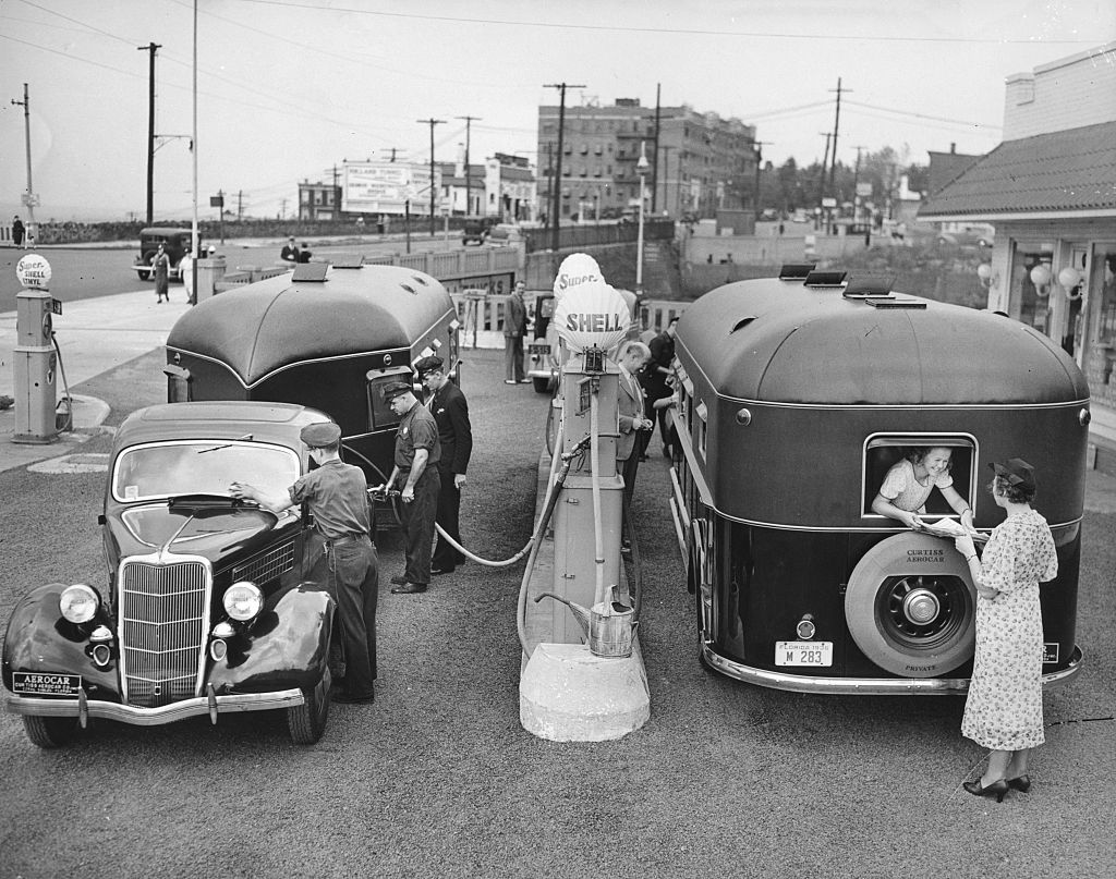 Posto de gasolina em Nova Jersey no início de meados do século 20. Postos de gasolina modernizaram seus banheiros para atrair mulheres