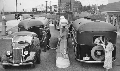 Posto de gasolina em Nova Jersey no início de meados do século 20. Postos de gasolina modernizaram seus banheiros para atrair mulheres