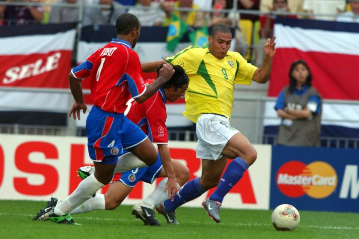 Ronaldo se livra da marcação de Gilberto Martinez e Mauricio Wright, em partida entre Brasil e Costa Rica pela Copa do Mundo de 2002. / Tony Marshall/EMPICS via Getty Images