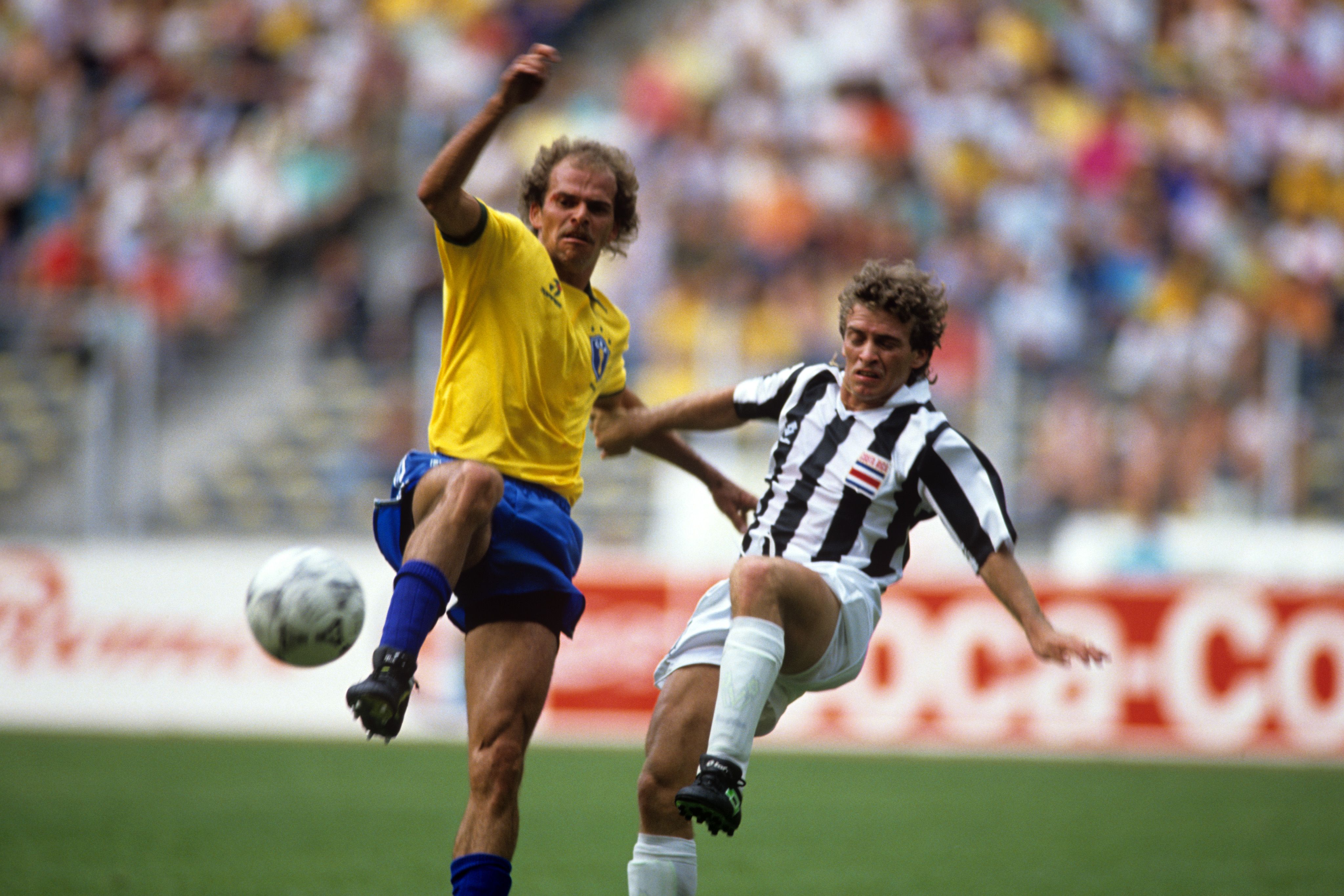 Meio-campista brasileiro Alemão em partida contra a Costa Rica pela fase de grupos da Copa do Mundo de 1990. / Peter Robinson - PA Images via Getty Images