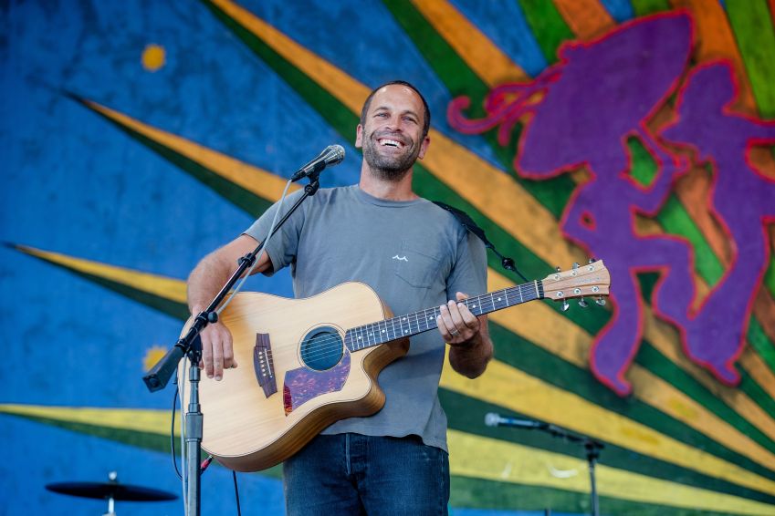 Jack Johnson sorri durante show na cidade de New Orleans, em abril de 2018 / WireImage