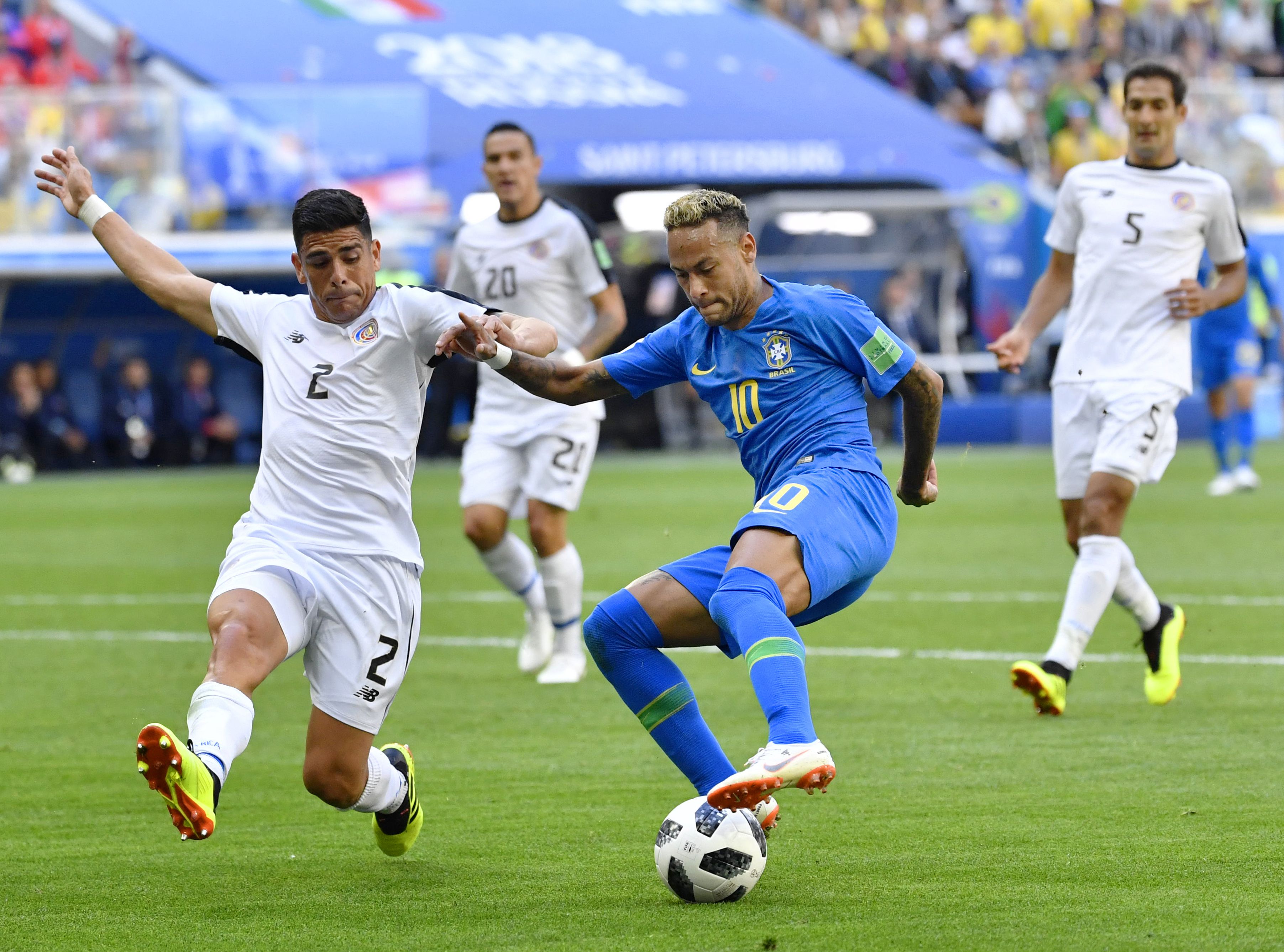 Neymar tenta drible em cima de Johnny Acosta, durante o primeiro tempo de partida entre Brasil e Costa Rica, pela Copa do Mundo de 2018, na Rússia. / Kyodo News Stills via Getty Images