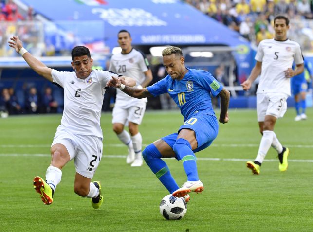 Neymar tenta drible em cima de Johnny Acosta, durante o primeiro tempo de partida entre Brasil e Costa Rica, pela Copa do Mundo de 2018, na Rússia. / Kyodo News Stills via Getty Images