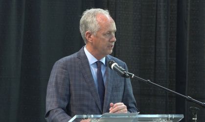 EUA: Polícia busca homem suspeito de socar prefeito de Louisville