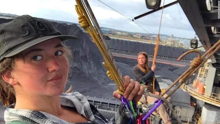 Zianna Fuad (à direita) e sua colega, membros do Blockade Australia, fizeram rapel de um carregador de carvão em Newcastle, na Austrália, em novembro de 2021 / Hugo Corbet / Arquivo Pessoal