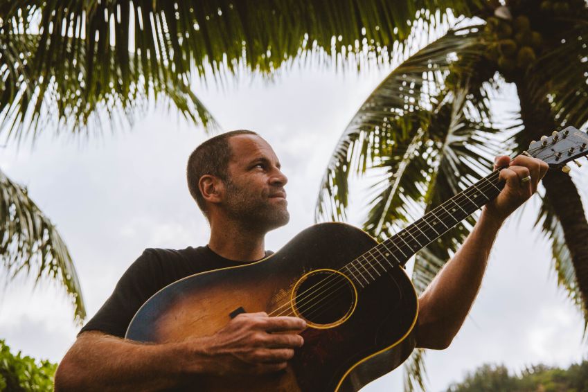 Jack Johnson em ensaio para o lançamento do álbum "Meet the Moonlight", o primeiro do cantor havaiano em cinco anos. / Kizzy O’Neal / Reprodução