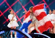 Jennifer Lopez apresenta um de seus gêmeos com pronomes neutros durante show