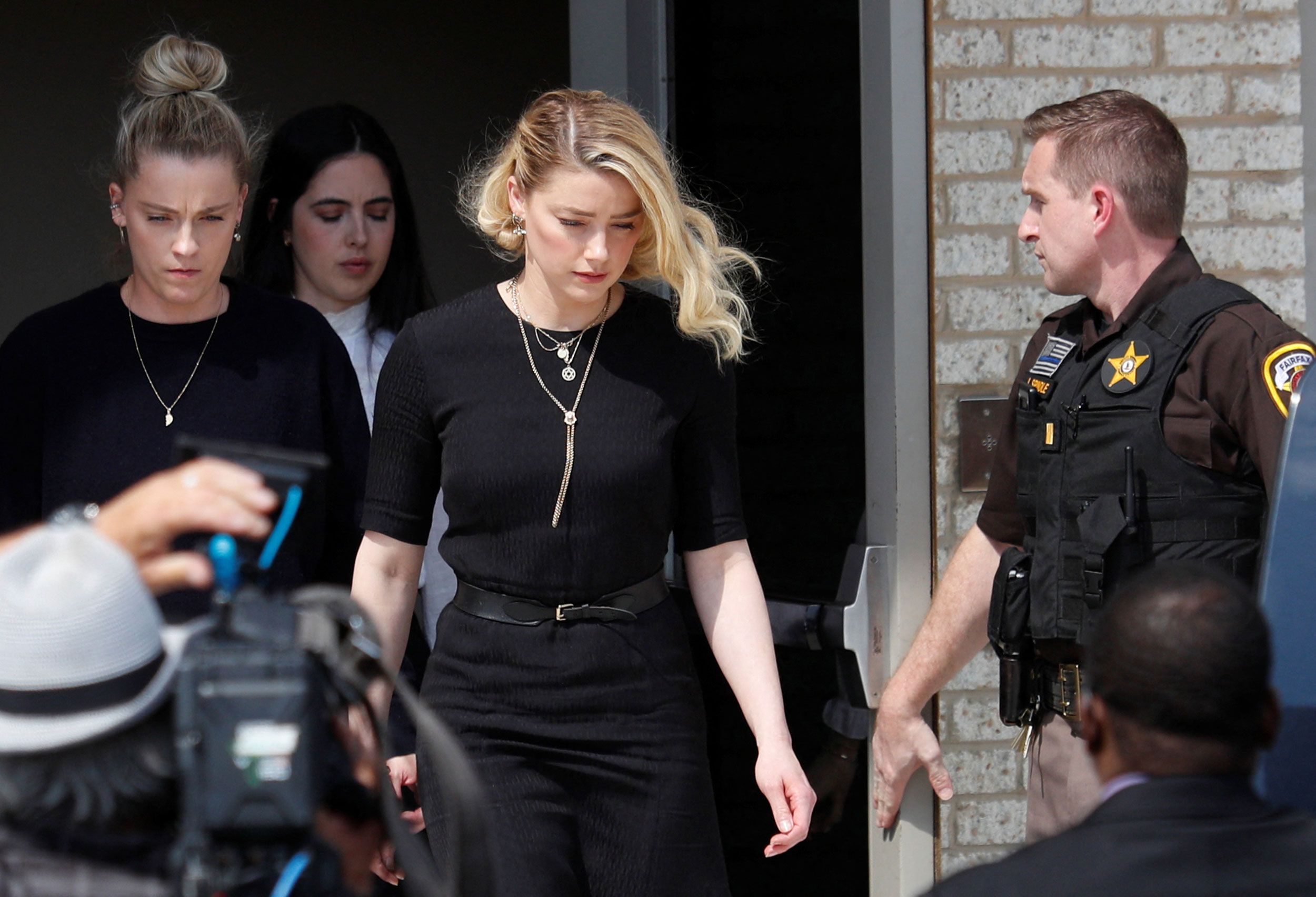 Amber Heard deixando o tribunal na Virgínia, após a leitura do veredicto nesta quarta-feira (1) / REUTERS