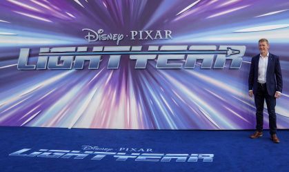 Lightyear, da Disney, com cena de casal homossexual, é vetado em 14 países