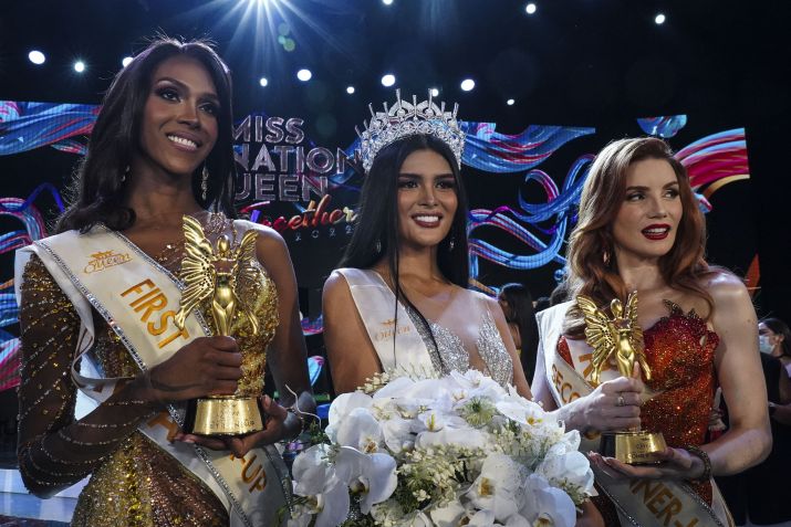 Fuschia Anne Ravena ao lado da Miss Colombia Jasmine Jimenez e da Miss France Aela Chanel / NurPhoto via Getty Images