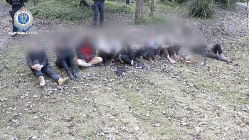 Vídeo divulgado pela polícia de New South Wales, na Austrália, mostra ativistas climáticos sob custódia policial no acampamento / Divulgação / New South Wales Police Force