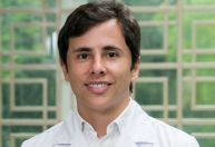 Médico brasileiro recebe prêmio considerado “Oscar” da oncologia por inovação