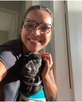 Aline Bernardes de Oliveira com seu cachorro Pingado / Arquivo pessoal