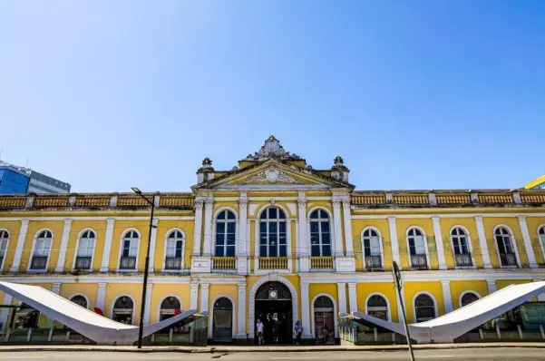 | Foto da entrada do Mercado Público de Porto Alegre, no Rio Grande do Sul, feita por Giulian Serafim, da Secretaria Municipal de Planejamento e Assuntos Estratégicos da Prefeitura de Porto Alegre. Disponível em: https://prefeitura.poa.br/smpae/noticias/pintura-externa-do-mercado-publico-iniciara-nesta-terca-feira.