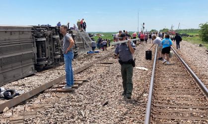 Trem com 243 passageiros descarrila nos EUA e deixa ao menos três mortos