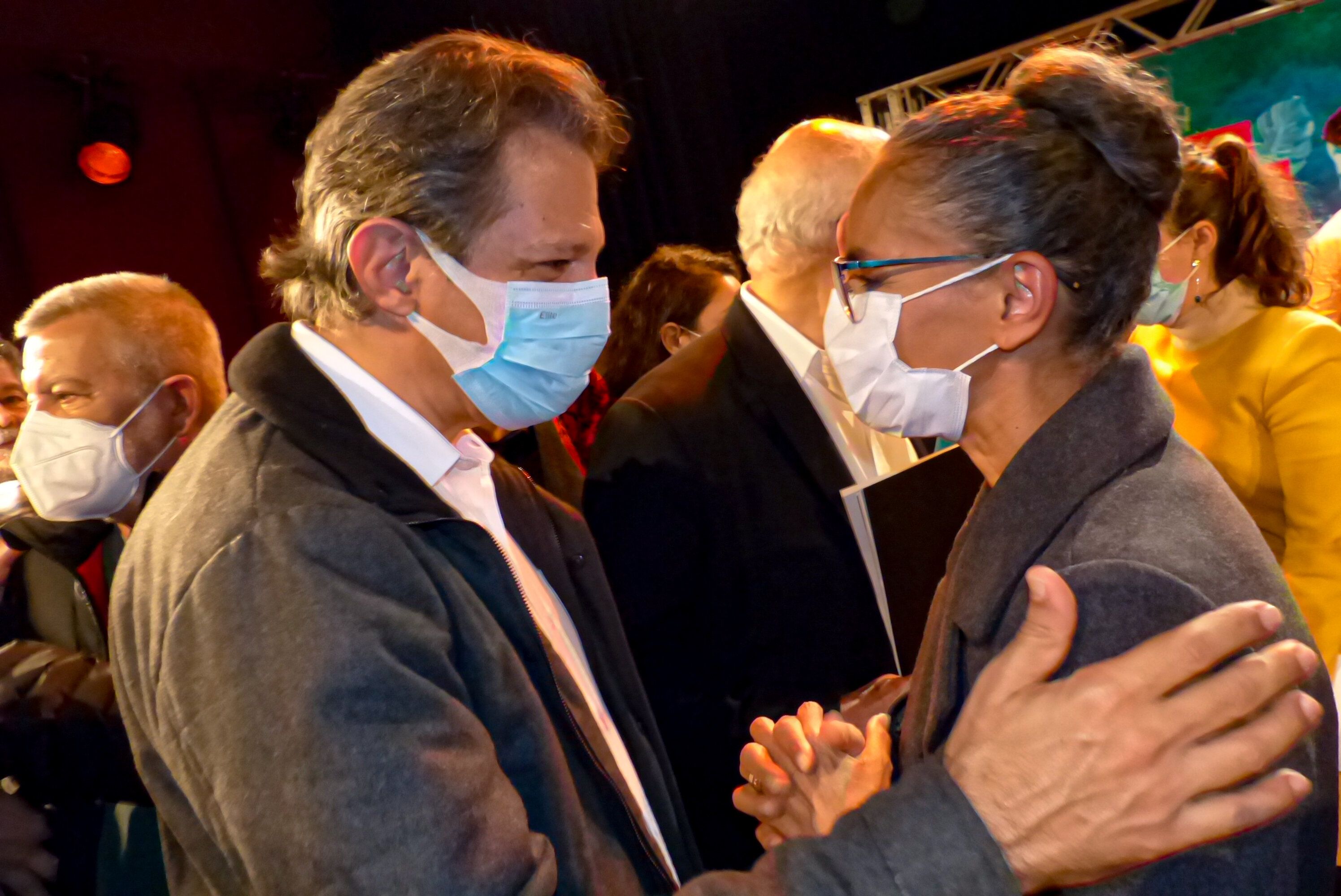 A ex-ministra do Meio Ambiente Marina Silva, uma das lideranças da Rede Sustentabilidade, e o pré-candidato a governador de São Paulo Fernando Haddad (PT) se cumprimentam no evento que confirmou o apoio do partido ao petista nas eleições de 2022 (11/06/2022)