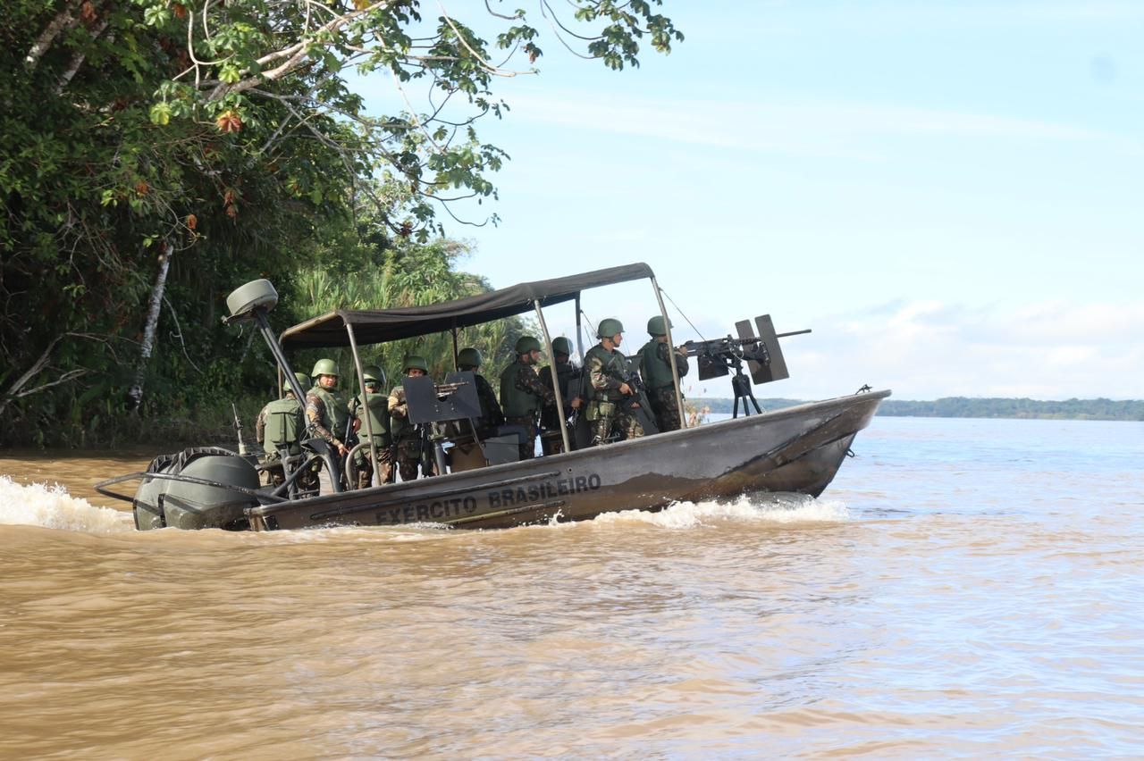 Militares buscam por desaparecidos na Amazônia