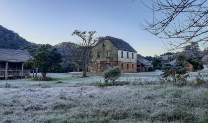 Frente fria chega hoje ao Brasil; Rio Grande do Sul já registra estragos
