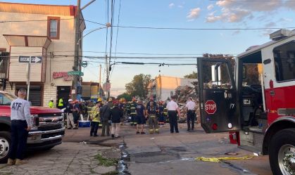 Prédio desaba nos Estados Unidos e bombeiro morre