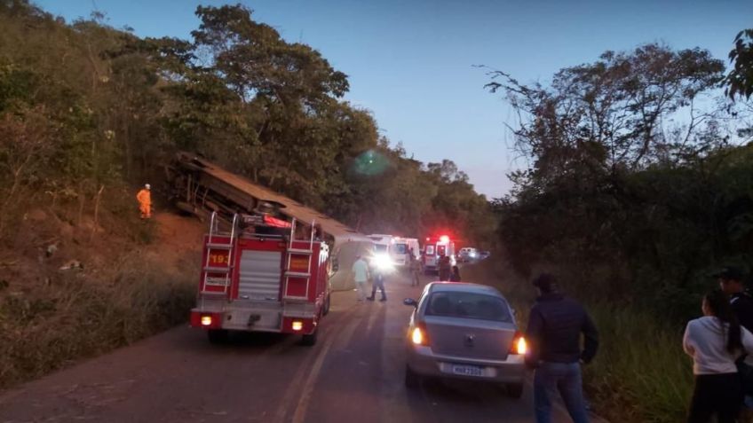 Ônibus capota em município no interior de Minas Gerais, neste domingo (19). / Bombeiros MG / Reprodução