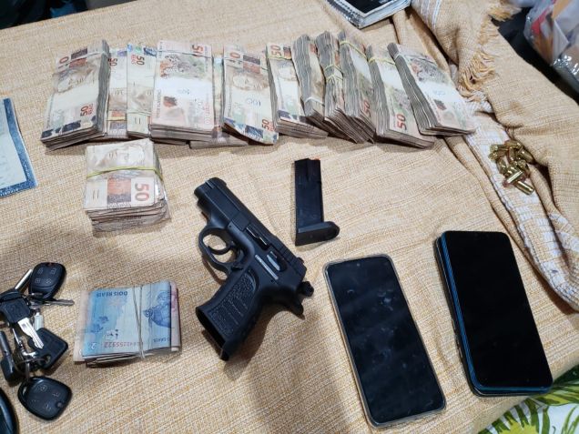 Pistola, celulares e dinheiro apreendidos pela Polícia Federal nesta terça (21). / PF / Reprodução