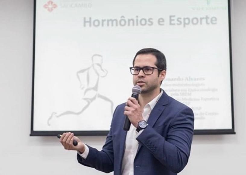 Dr. Leonardo Alvares, professor de endocrinologia do Centro Universitário São Camilo, dedica seus estudos a análise de pessoas trans no esporte / Acervo pessoal