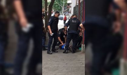 Prefeitura de SP investiga GCM que pôs joelho no pescoço de homem negro
