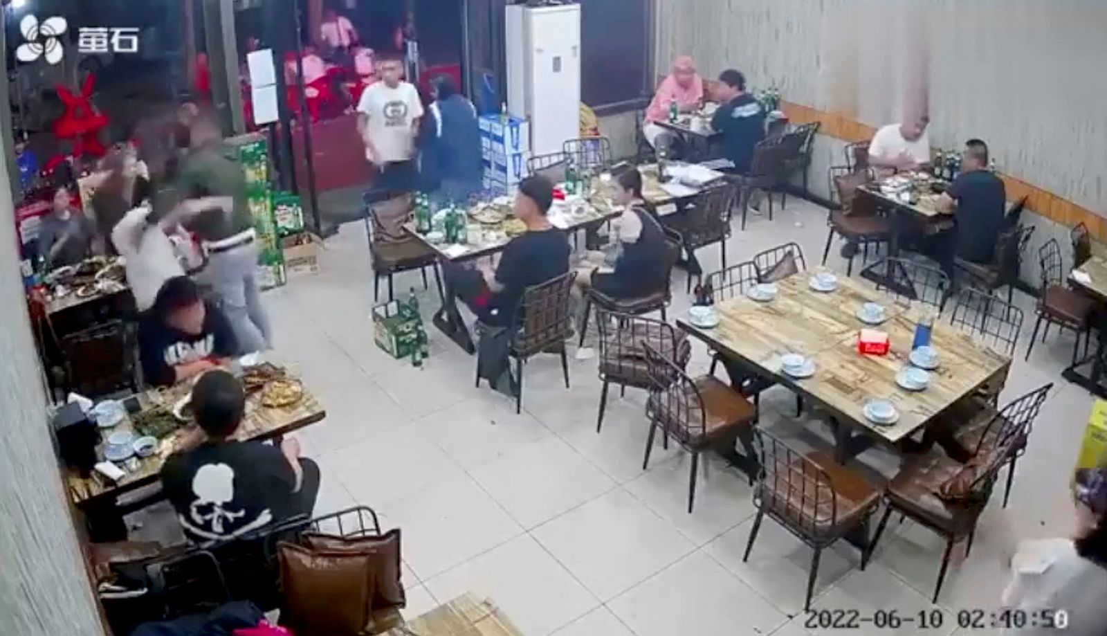Homem agride uma mulher em um restaurante na cidade de Tangshan, na China