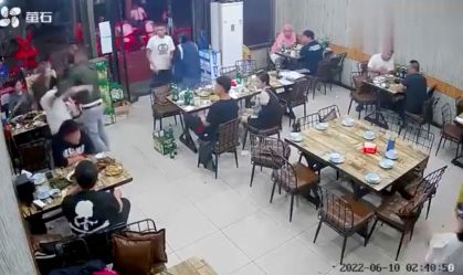 Homem agride uma mulher em um restaurante na cidade de Tangshan, na China