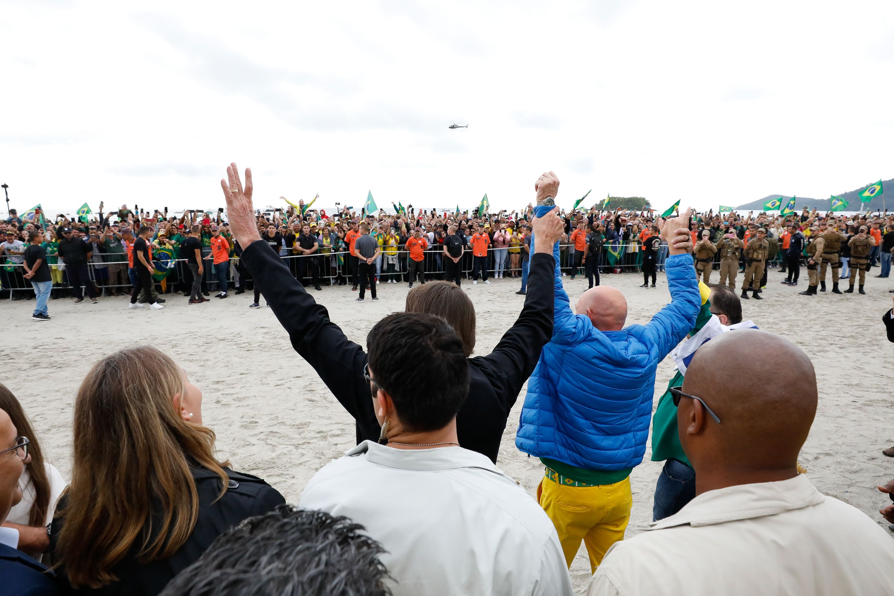 Bolsonaro acena a apoiadores em Balneário Camboriú; vice-governadora de SC permanece atrás à esquerda / Alan Santos/PR