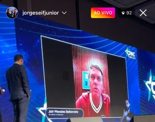 Bolsonaro participa de conferência CPAC por meio de telão / Reprodução/Instagram