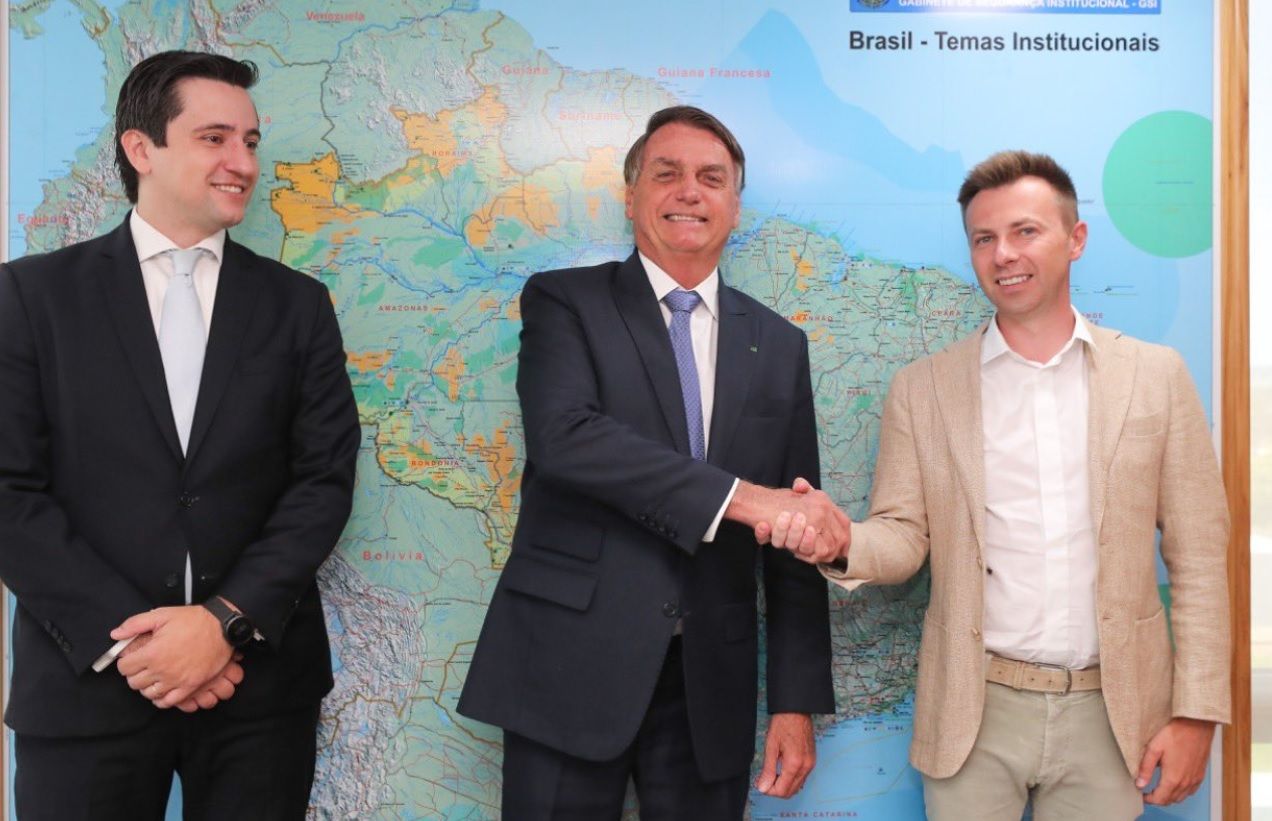 Bolsonaro publicou foto do encontro com o presidente mundial do Telegram, Ilya Perekopsky, e o representante legal no Brasil, Alan Thomaz