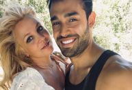 Britney Spears se casa com vestido Versace personalizado que levou 700 horas para ser feito