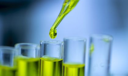 Laboratório trabalha com óleo CBD extraído de uma planta de maconha