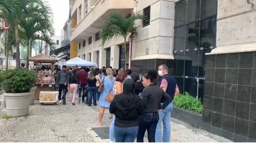 Postos de saúde registram filas para vacinação na capital fluminense / Foto: Bruna Carvalho/CNN