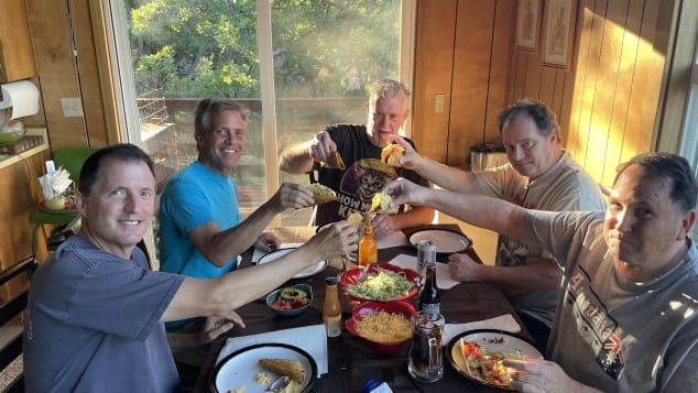 Jantar Taco 2022. Mais uma tradição para os cinco amigos. / Paul Vercammen/CNN