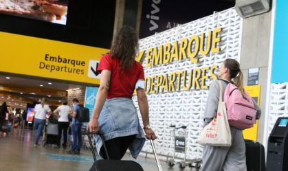 Preço médio de passagens aéreas em 2022 é o maior em 12 anos, aponta levantamento