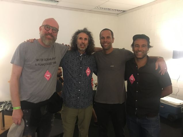 Jack Johnson no backstage de um show com Rogê à sua esquerda e o produtor Mario Caldato Jr. à sua direita / Arquivo Pessoal