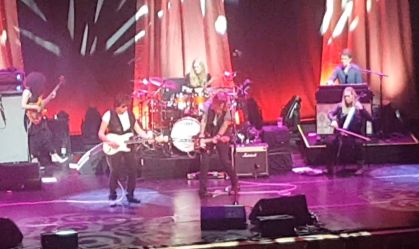 Johnny Depp é aplaudido de pé em show na Inglaterra após julgamento