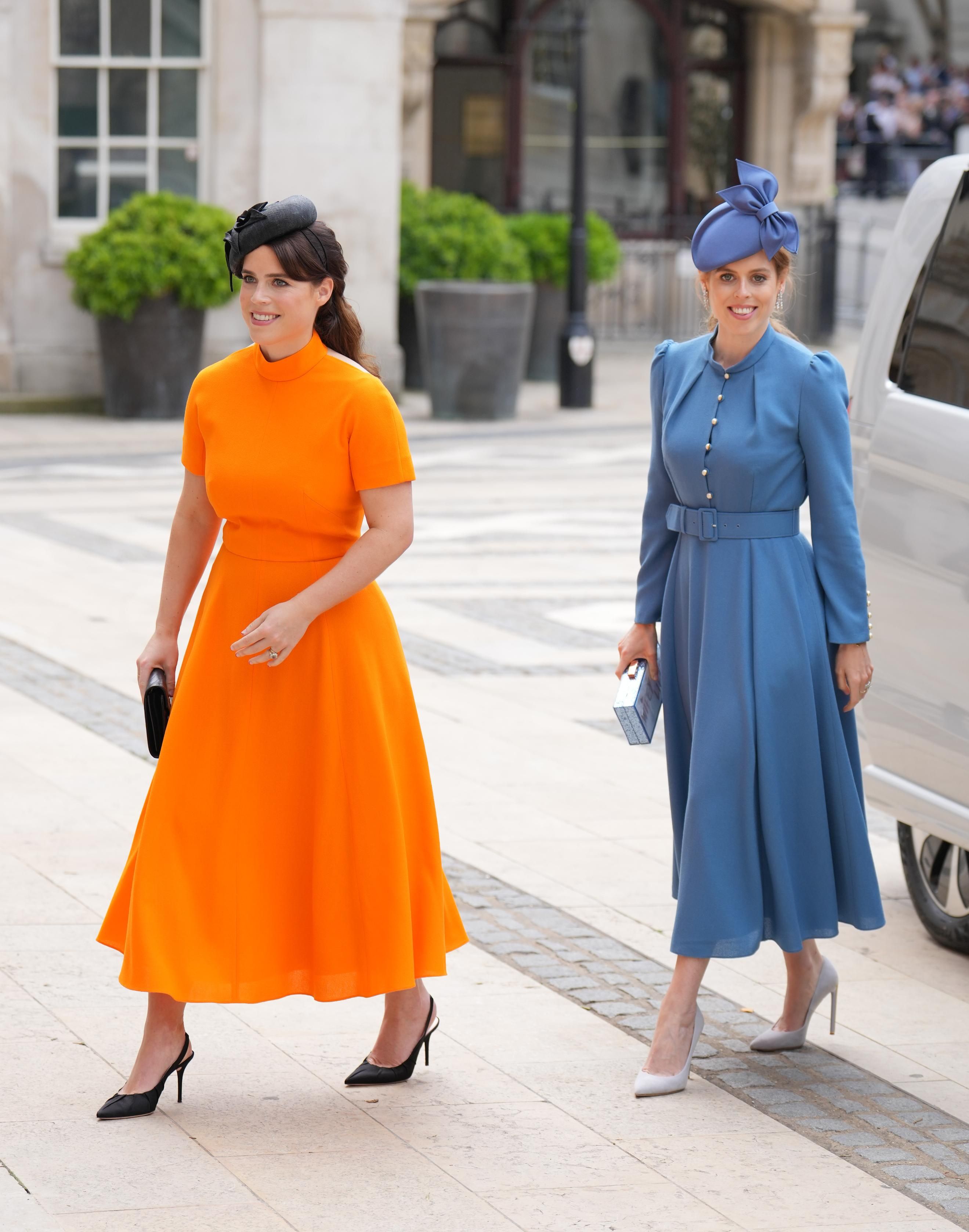 As filhas do príncipe Andrew chegaram a uma recepção no The Guildhall em cores complementares, com a princesa Eugenie usando um ousado vestido laranja Emilia Wickstead e a princesa Beatrice em um traje azul Beulah London / Getty Images