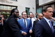 Kevin Spacey recebe fiança após aparecer em tribunal de Londres