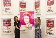 Gravura de Andy Warhol que retrata Elizabeth II será leiloada durante Jubileu