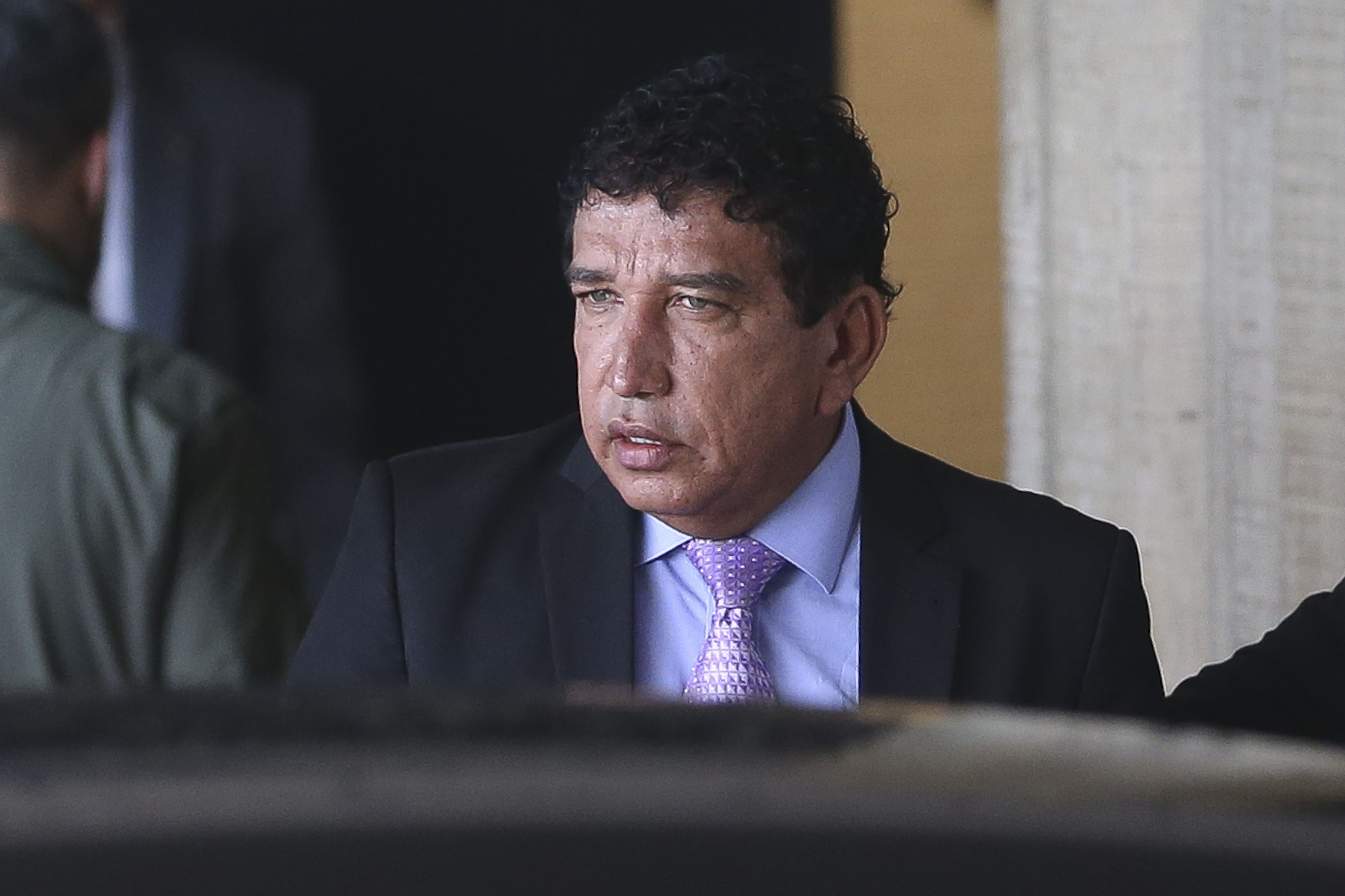 O senador Magno Malta chega ao CCBB-Brasília