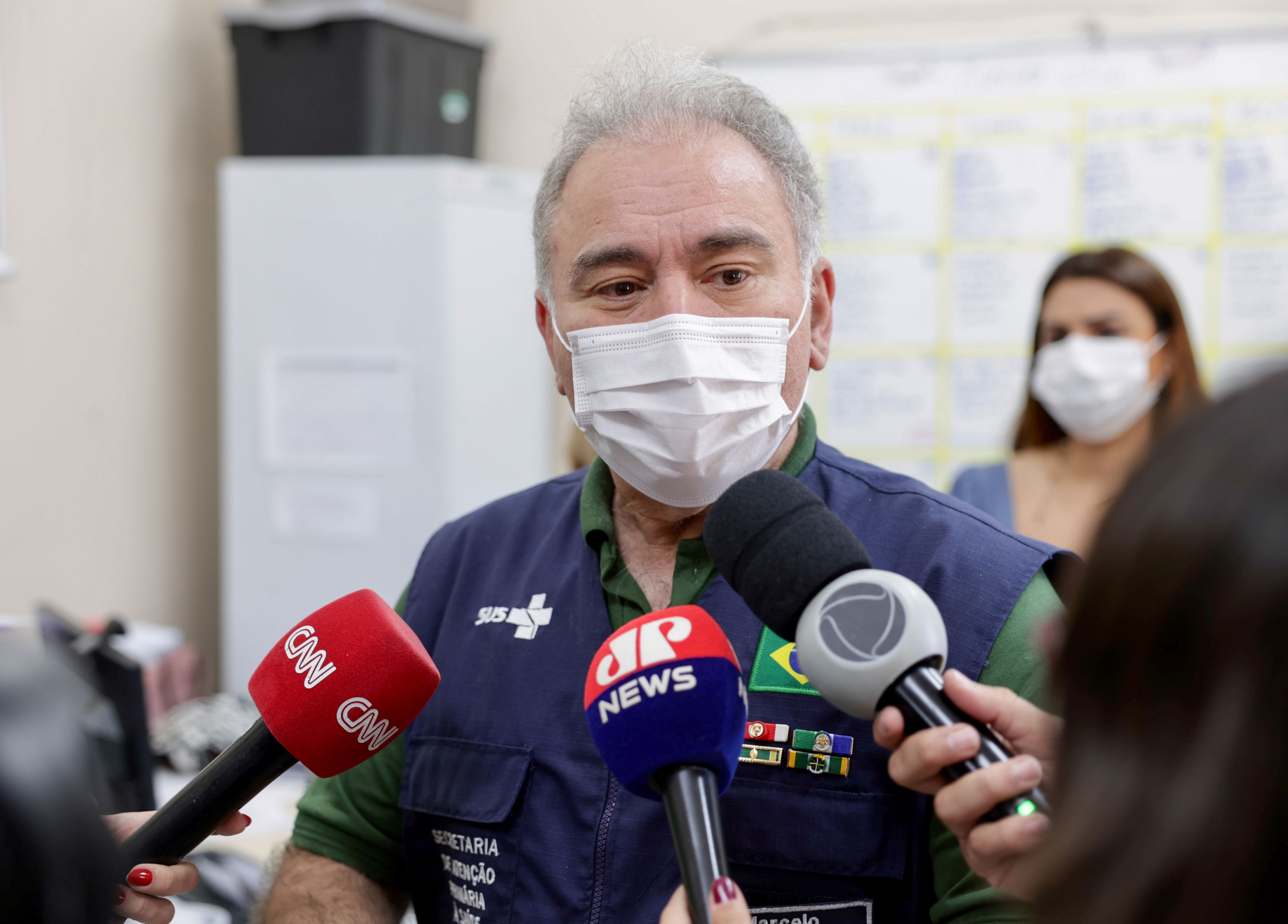 O ministro da saúde, Marcelo Queiroga, toma a segunda dose de r