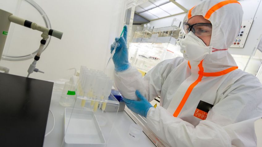 Autor do estudo, Jeremy McCormack é visto isolando isótopos de zinco em laboratório / MPI for Evolutionary Anthropolog